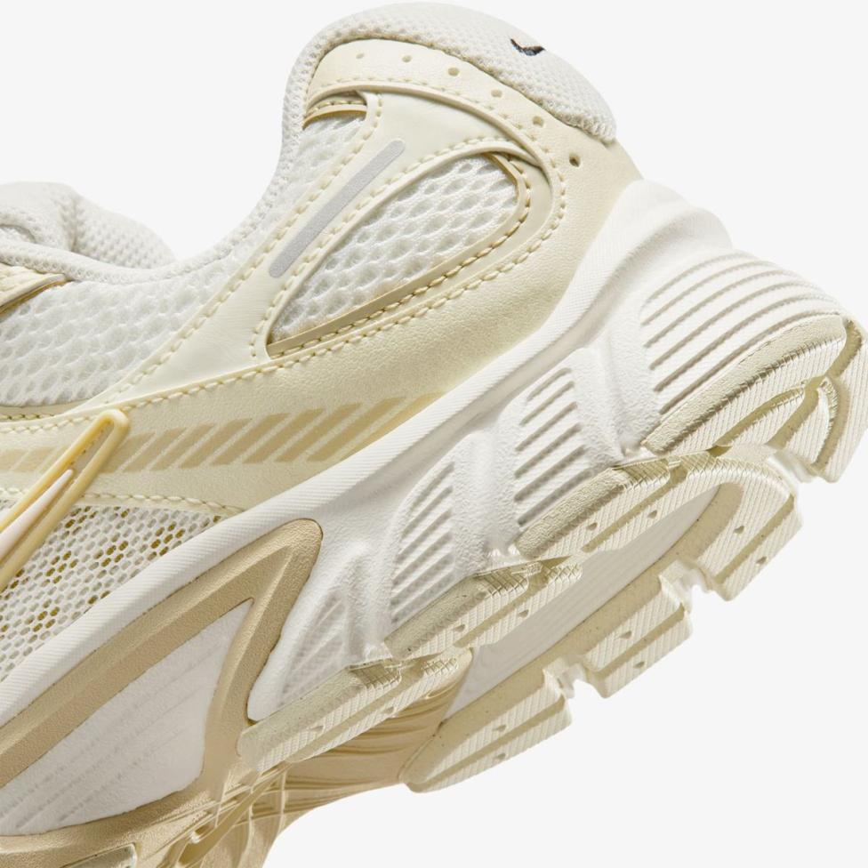 Жіночі кросівки NIKE W V5 RNR SE IO0464-101_image_8