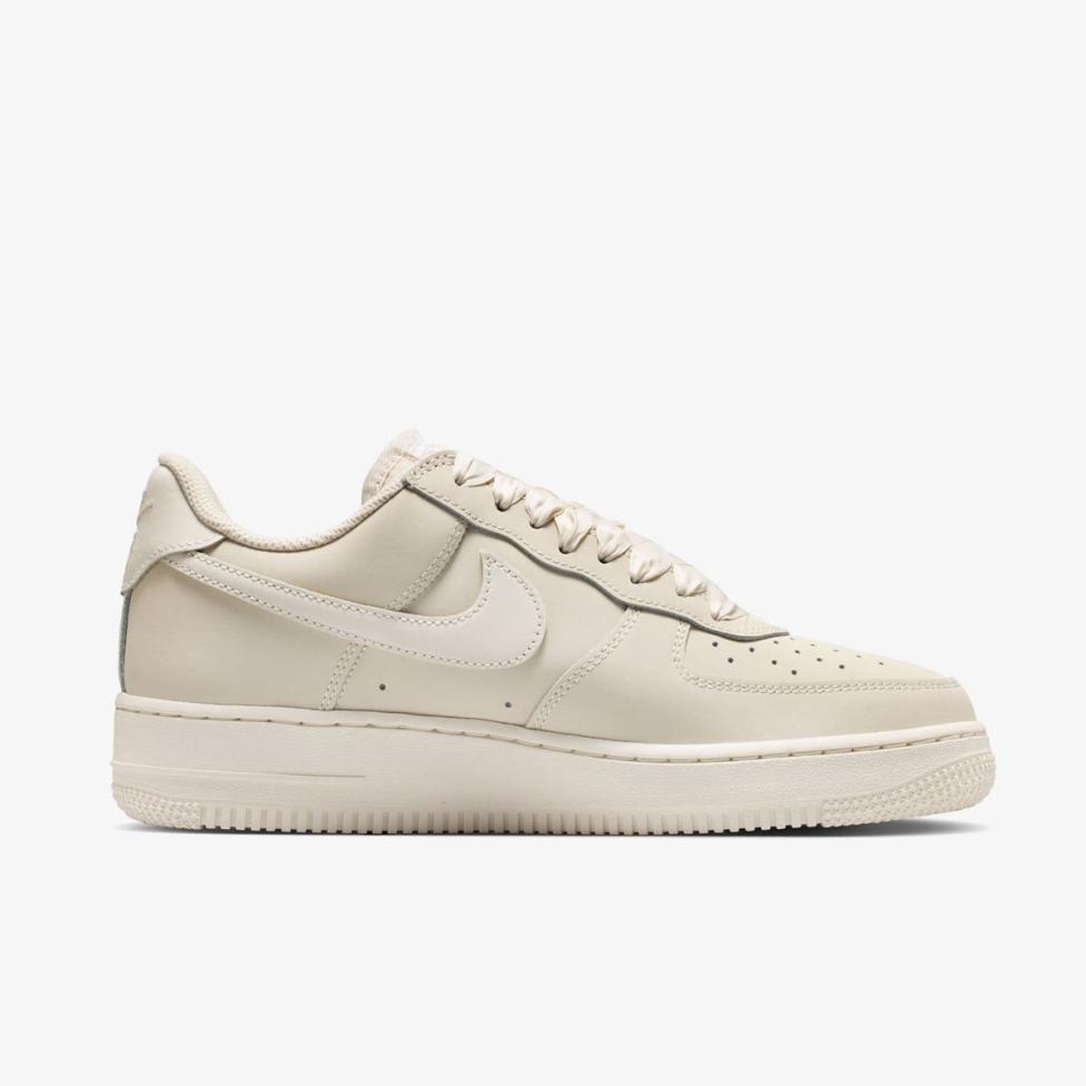 Жіночі кросівки NIKE W AIR FORCE 1 RETRO PRM IR0871-100_image_3