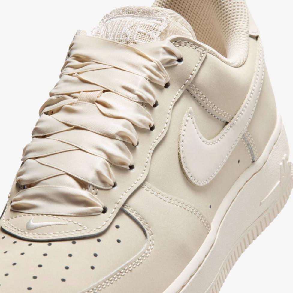Жіночі кросівки NIKE W AIR FORCE 1 RETRO PRM IR0871-100_image_7