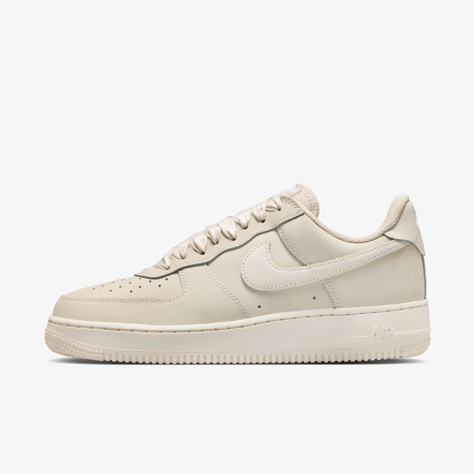 Жіночі кросівки NIKE W AIR FORCE 1 RETRO PRM IR0871-100