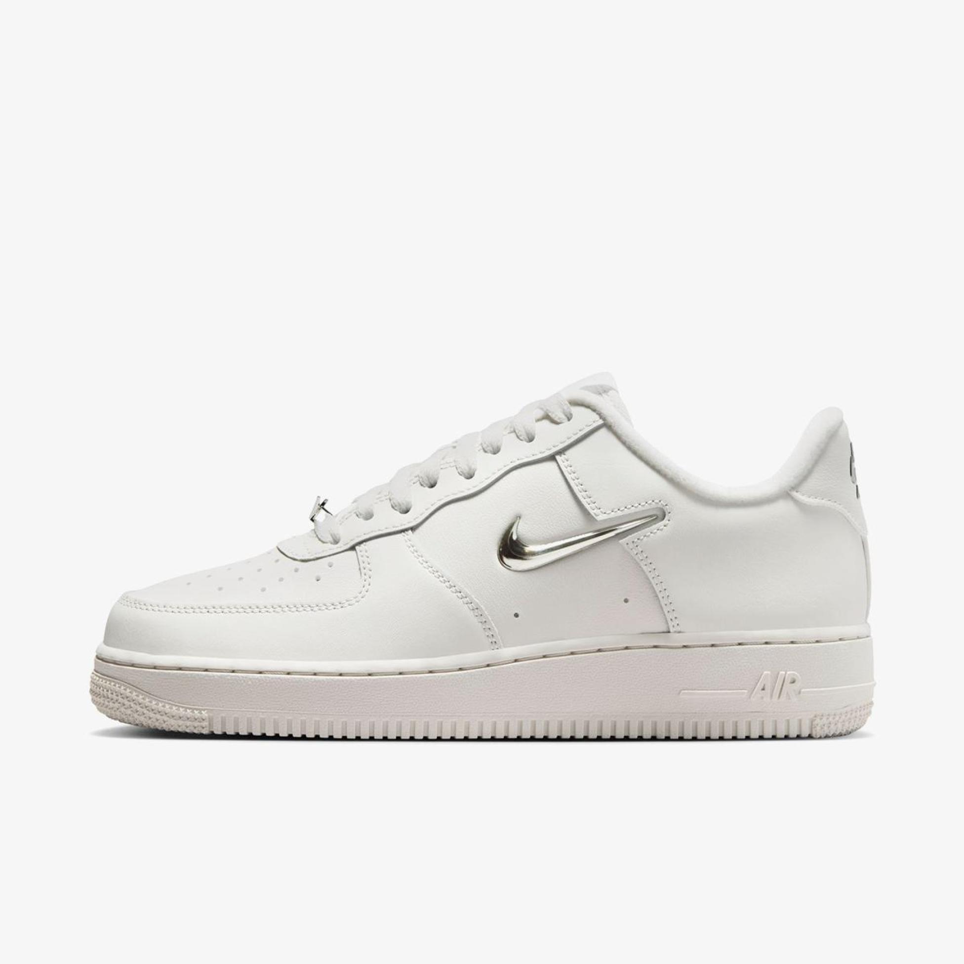Жіночі кросівки NIKE WMNS AIR FORCE 1 '07 IU7558-030