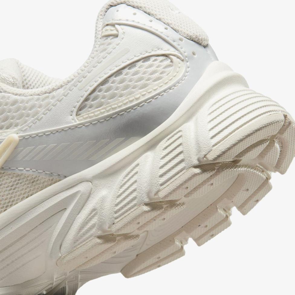 Жіночі кросівки NIKE W V5 RNR IQ0276-030_image_8