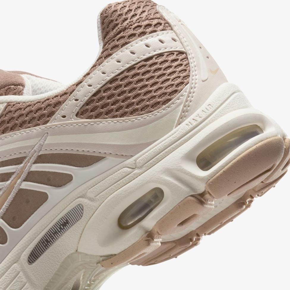 Женские кроссовки NIKE AIR MAX MOTO 2K IQ0278-214_image_7