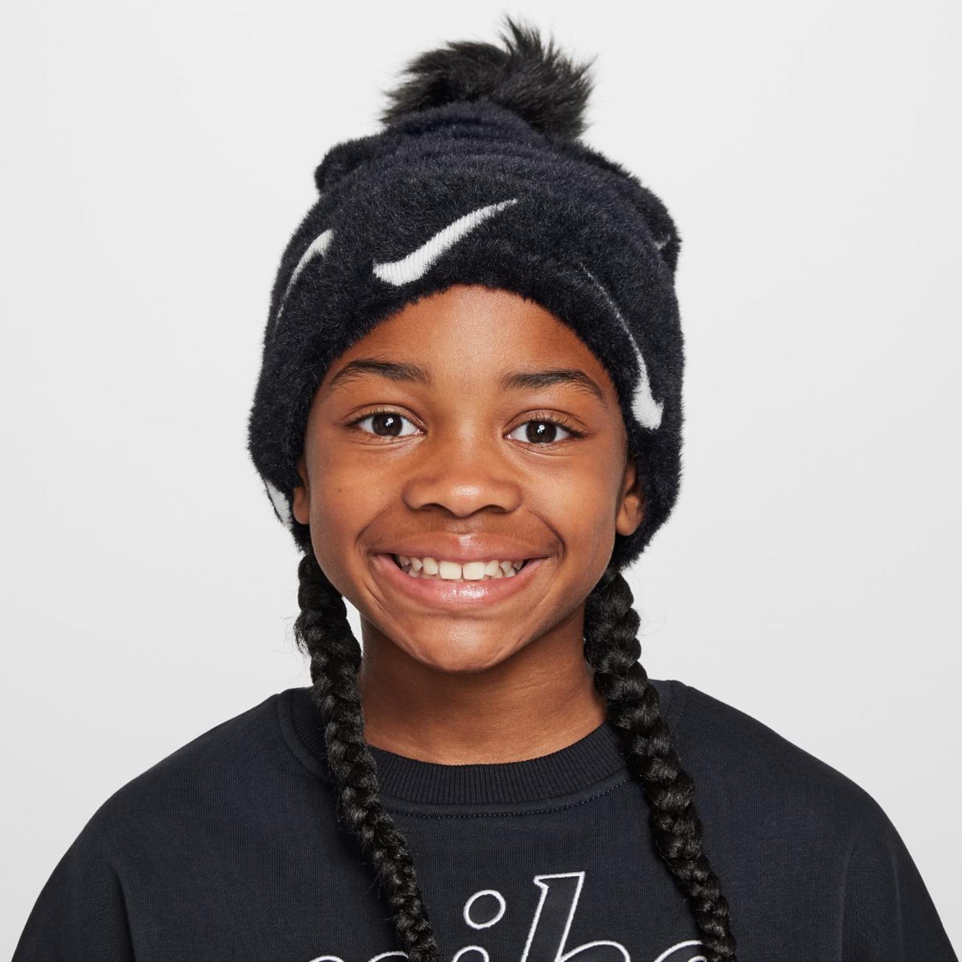 Дитяча шапка NIKE K NK PEAK BEANIE SC POM F24 FZ3062-010