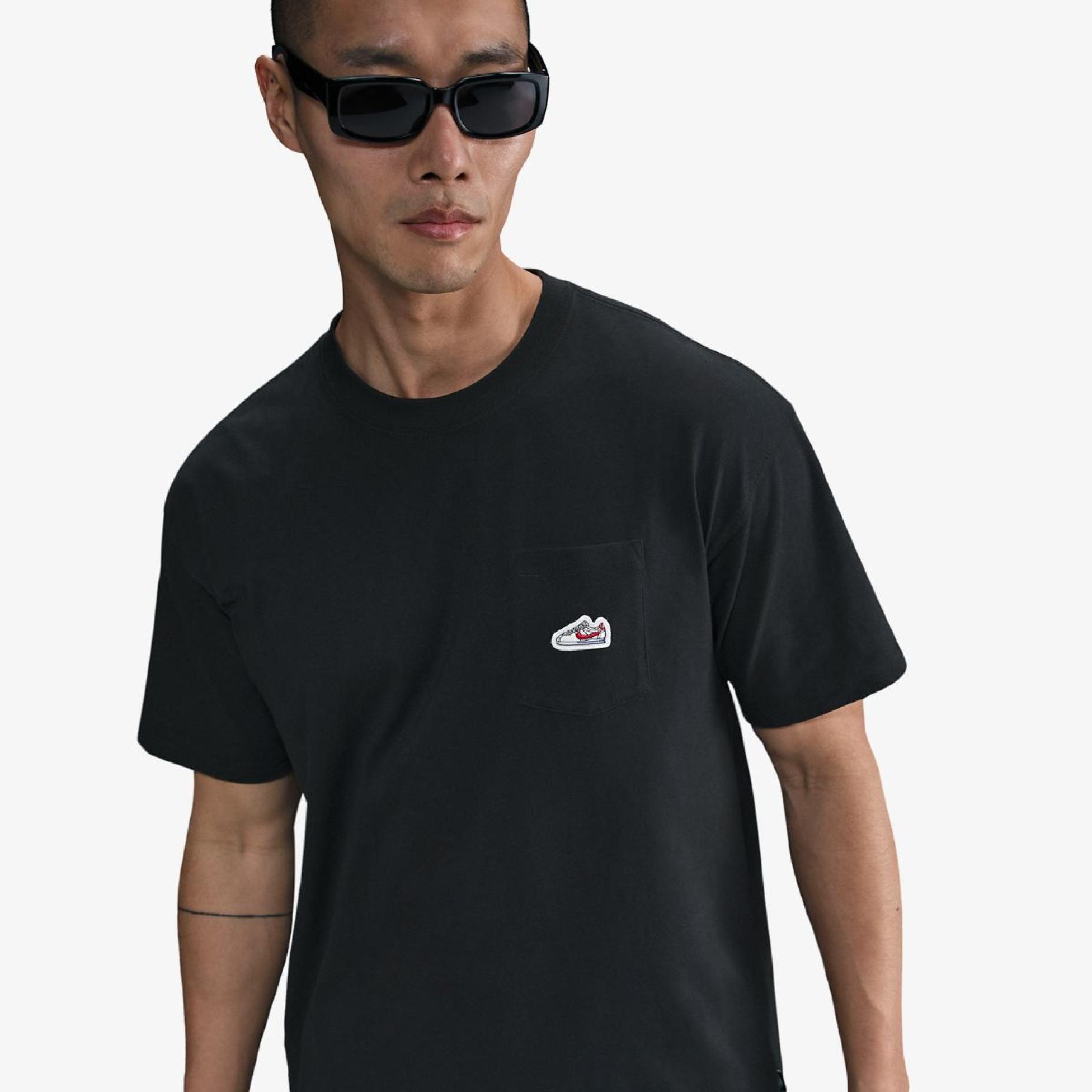 Чоловіча футболка NIKE U NSW TEE M90 SNKR PTCH PKT 2 IB1382-010